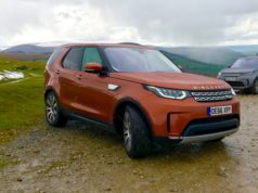 2017 Land Rover Discovery mountain